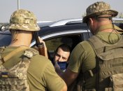 Сотрудники ТЦК проверяют документы у водителя