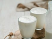 Кефір можна приготувати із молока всього за пару хвилин