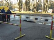 В Одессе прямо посреди проезжей части образовалась огромная дыра 