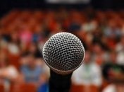 Ученые объяснили, как волнение перед выступлением влияет на память