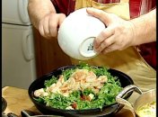 Салат с креветками и форелью