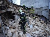 Спасатели разбирают завал