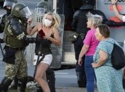 "В" Окрестіно "нам не давали навіть води": дівчину з Білорусі на 11 днів кинули до в'язниці через участь в протестах