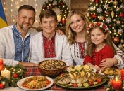 Семья за праздничным столом