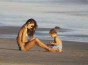 Немного солнца: Алессандра Амброссио с детьми в Малибу (ФОТО)