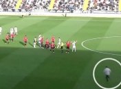 В Испании тренер во время матча спас жизнь игроку соперников (видео)