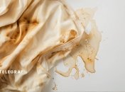 Плями від парфумів важко вивести  (зображення створено за допомогою ШІ)