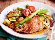 Рецепт дня: запеченное куриное филе в беконе с сыром