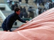 Полуфинальный матч Ролан Гаррос остановили в третий раз из-за дождя