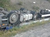 Грузовик слетел в кювет в Закарпатской области, водителя спасли