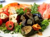 Рецепт дня: салат из баклажанов с яйцами и помидорами