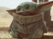 "Гордый дедушка": создатель "Звездных войн" взял на руки малыша Йоду (Фото) 