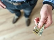 Не варто брати гроші з чужих рук