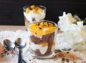 Десерт в креманці з бісквітом, вершками і шматочками фруктів - простий рецепт