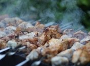 Вино, водка, пиво или простая вода: чем лучше всего запивать шашлык