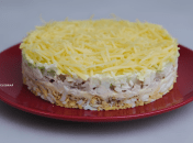 Слоеный салат с тунцом гости сметут со стола за 5 минут