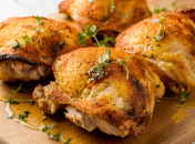 Эта курица получается очень нежной и сочной (изображение создано с помощью ИИ)