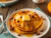 Сніданок, який завжди доречний — морквяно-апельсинові млинці