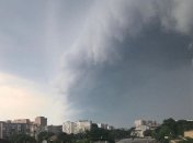 Красиво и грозно: впечатляющий шторм в Одессе сняли на фото и видео