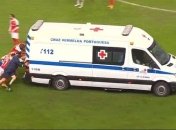 В Португалии машина скорой помощи заглохла посреди футбольного поля - толкали обе команды (видео)