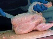 Замочування курки в спеціальному маринаді - перший крок до очищення м'яса