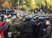 Под Радой потасовка: полиция не пускает на митинг машину со звукоаппаратурой