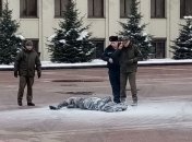 В центре Минска у дома правительства мужчина поджег себя (фото и видео)
