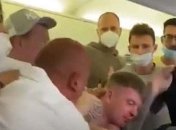 На борту самолета произошла драка из-за отказа пассажиров лететь в масках