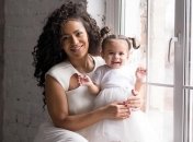 Гайтана устроила маленькой дочке новогоднюю фотосессию