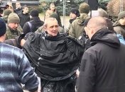 Под Офисом президента мужчина совершил самоподжог: фото и видео