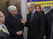 Яценюк поручил обустроить санитарный самолет и вертолет для военных