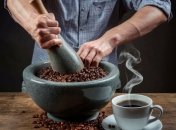 Есть действенные методы, которые помогут смолоть кофе без кофемолки (изображение создано с помощью ИИ)