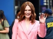 Джулианна Мур продемонстрировала яркий образ на улицах Нью-Йорка