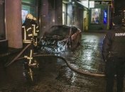 В центре Киева горело авто, огонь перекинулся на жилой дом