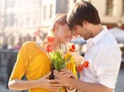 Женщину легче завоевать с букетом цветов