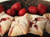 "Хрустящие и к черту сочные": Клопотенко показал, как приготовить слойки с сыром и клубникой (видео)