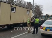 Под Киевом грузовик врезался в платформу военного тягача