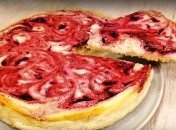 Сметанний пиріг з ягодами — найкраща нагода звільнити морозильник