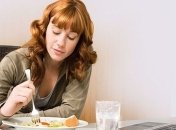 Медики рассказали, почему опасно запивать еду водой