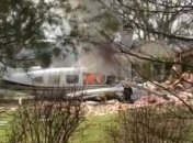 В США двухмоторный самолет упал на жилой дом