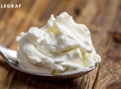 На прилавках магазинов можно найти не только настоящую сметану (изображение создано с помощью ИИ)