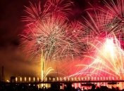 С яркими салютами и непривычно пустыми улицами: как мир встретил новый 2021 год (видео)