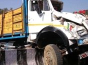 В Индии перевернулась фура с людьми: есть погибшие и раненые