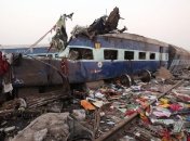 Число погибших при крушении поезда в Индии превысило 100 человек