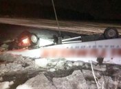 Грузовик рухнул с моста в реку на Черниговщине: из кабины никто не выбрался (фото)