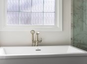 Используя этот трюк, вы сможете сохранить свою ванну белой и чистой