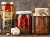 Лайфхак, как открыть банку с закручивающейся крышкой