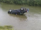 На Прикарпатье автомобиль упал в реку
