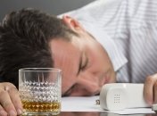 Психологи развеяли миф о том, что алкоголь кардинально меняет личность человека