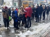 Падение ледяной глыбы на ребенка в Полтаве: 6-летняя девочка в коме